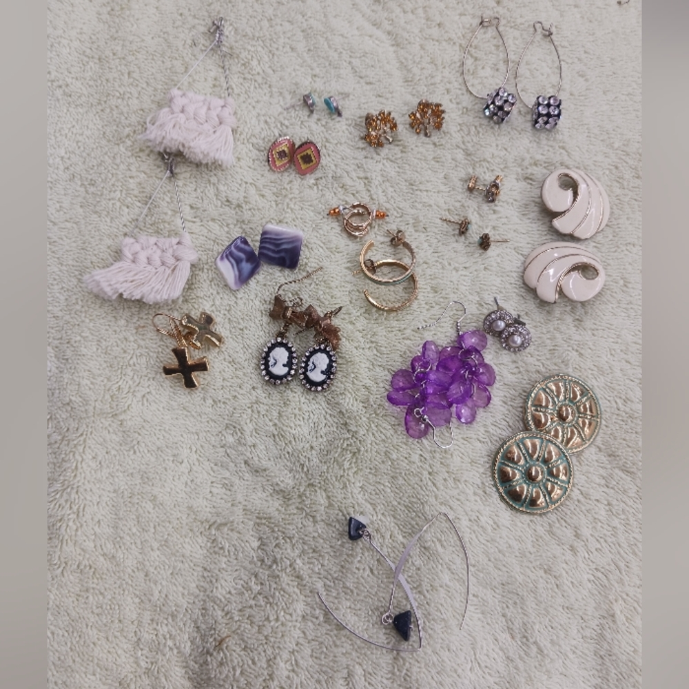 Vintage Bundle Of Earrings (17prs)